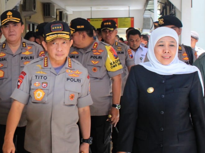 Gubernur Jawa Timur, Khofifah Indar Parawansa saat mendampingi Kapolri Jenderal Tito Karnavian di RS Bhayangkara. (Foto: Haris/ngopibareng.id)