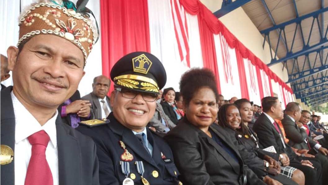 Ketua PWNU Papua, Ustadz Tony Victor Mandawin Wanggai (paling kiri) saat menghadiri acara kenegaraan di Papua. (Foto: ist/ngopibareng.kd)