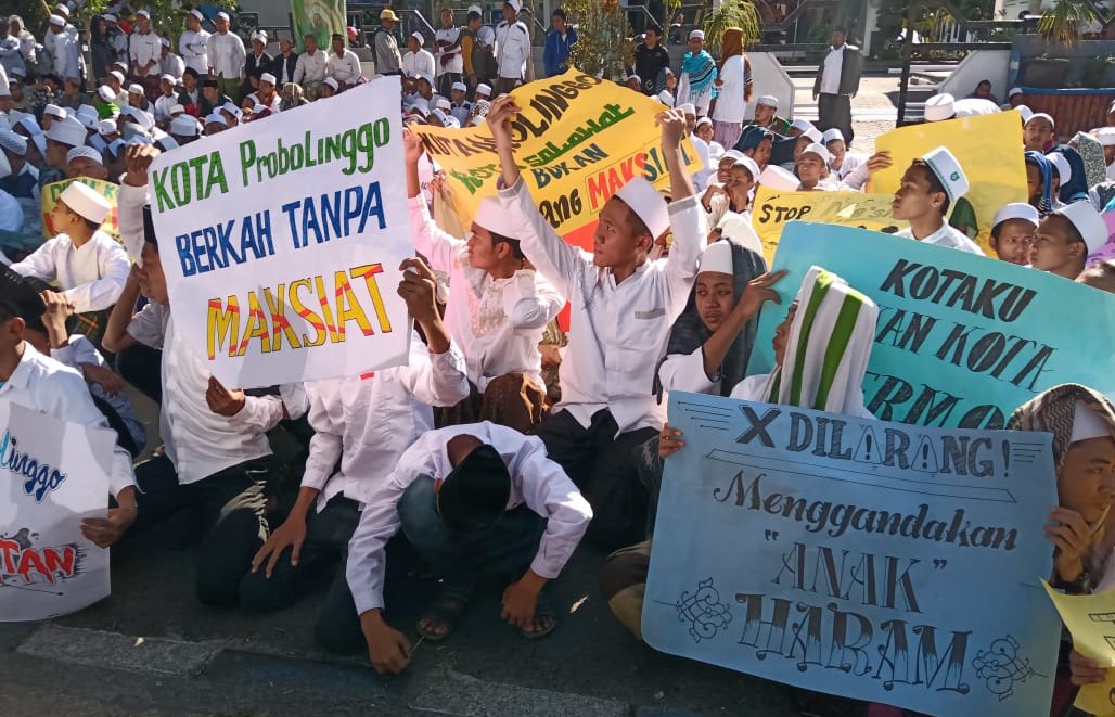 PARA santri saat berdemonstrasi ke Pemkot dan DPRD Kota Probolinggo. (Foto: Ikhsan/ngopibareng.id)