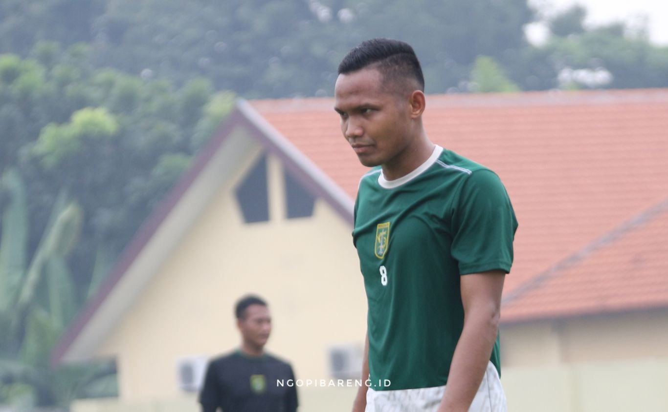 Winger Persebaya, Oktafianus Fernando tak ingin melewatkan laga kontra Badak Lampung FC meski baru saja melangsungkan pernikahan pada Minggu 18 Agustus 2019 lalu. (Foto: Haris/ngopibareng.id)