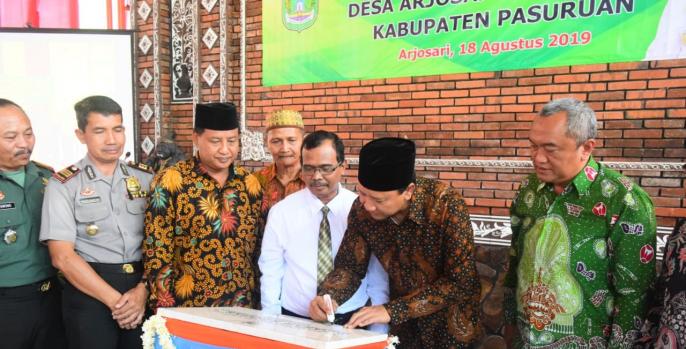 Bupati Irsyad Yusuf meresmikan pengembangan pasar Ngopak, Pasuruan. (Foto: Dok. Humas)