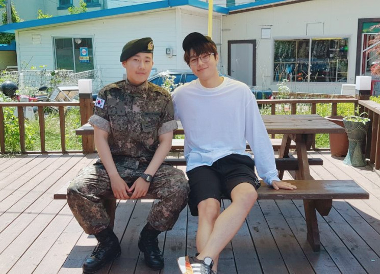 L mengunjungi Sunggyu Infinite yang sedang wajib militer (Wamil).