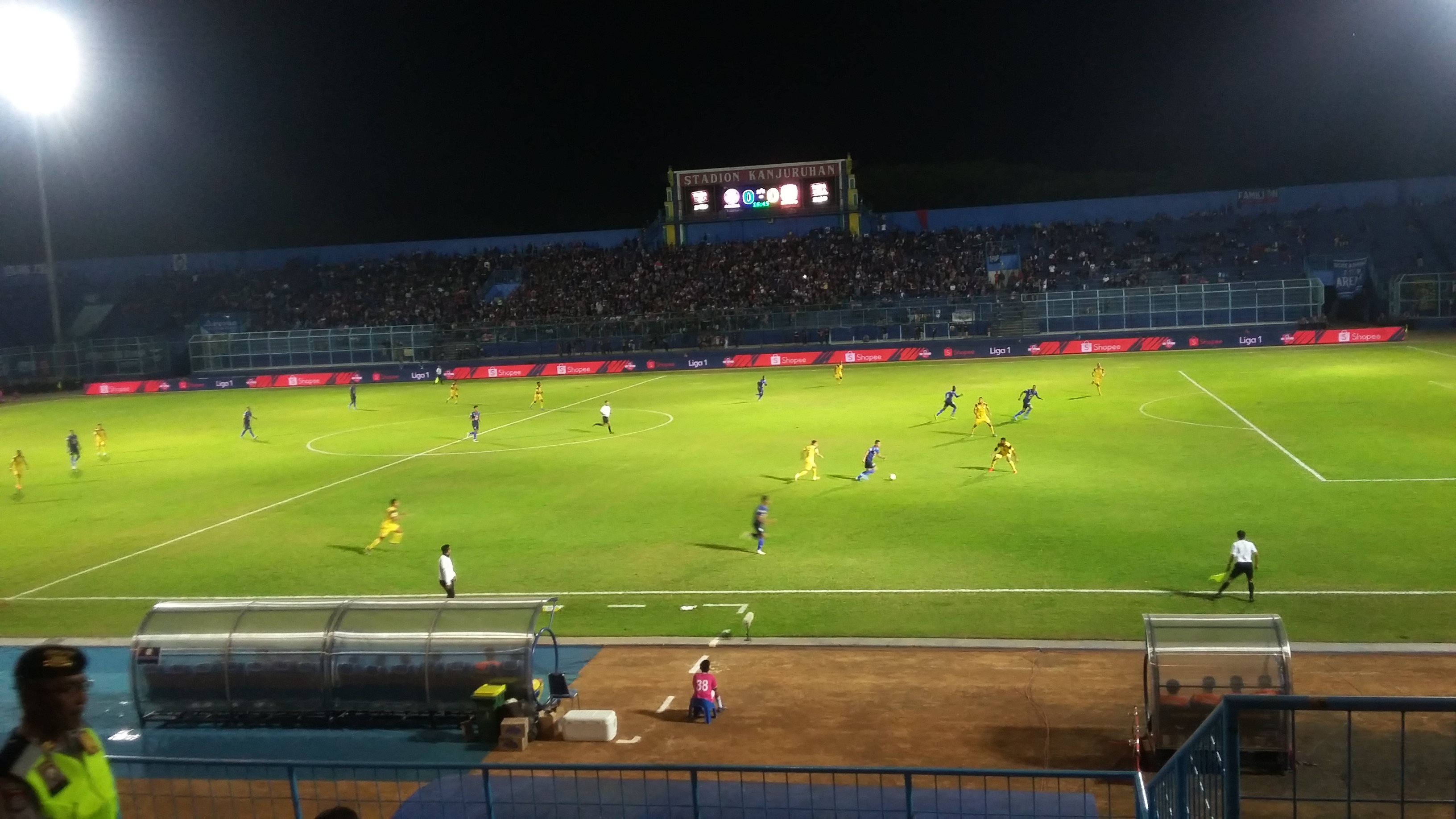 Laga Arema FC vs Barito Putera di Stadion Kanjuruhan (Theo/ngopibareng.id)