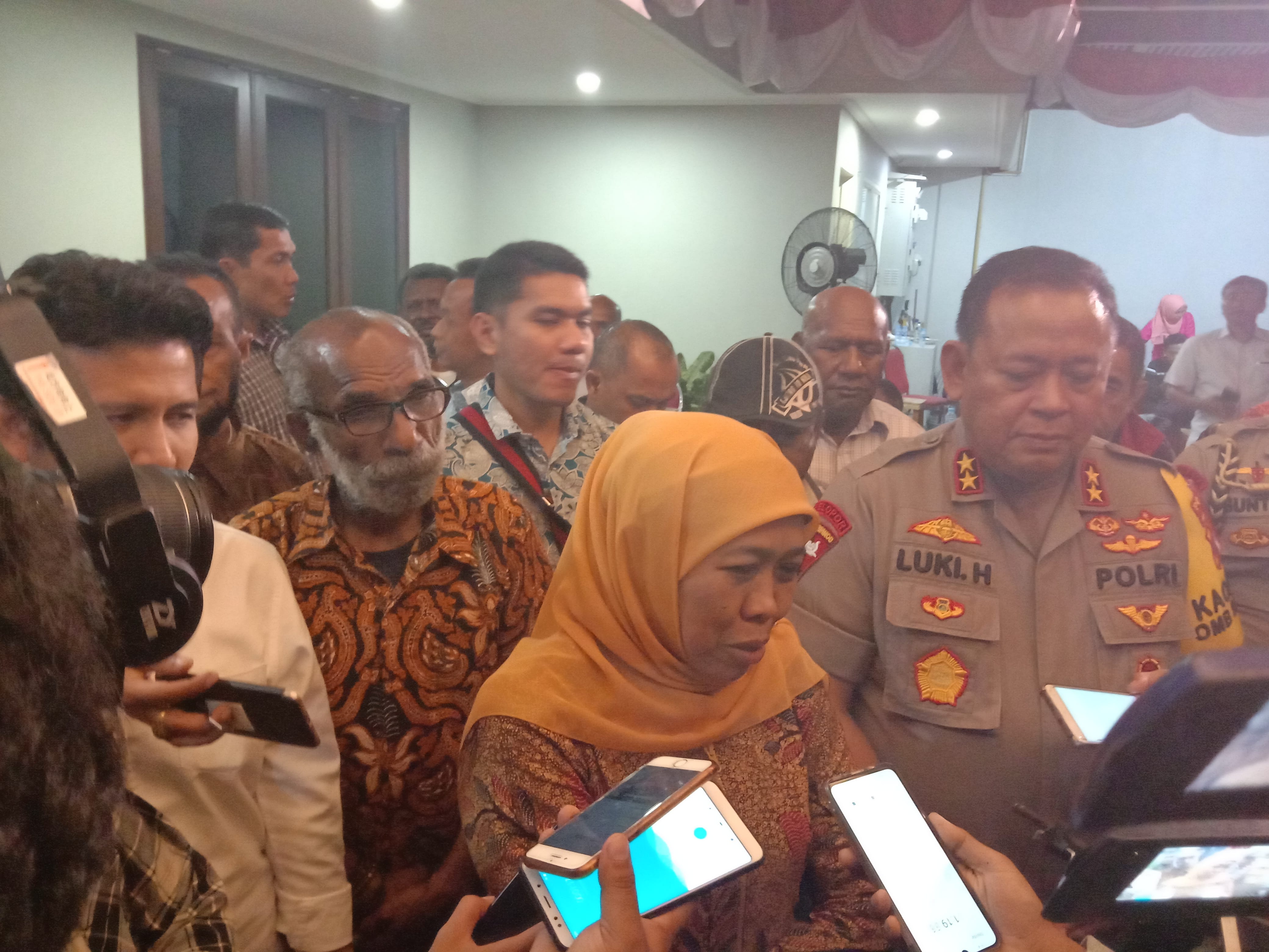 Gubernur Jawa Timur Khofifah Indar Parawansa bersama Kapolda Jatim Irjen Pol Luki Hermawan, saat memberi keterangan kepada awak media, Senin 19 Agustus 2019. (Foto: Faiq/ngopibareng.id)