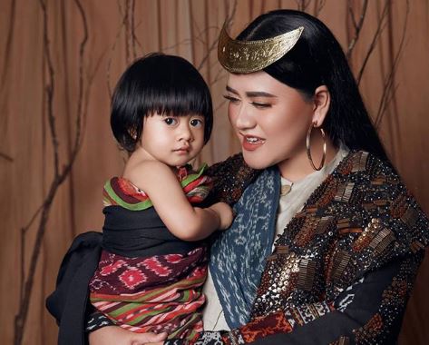 Kahiyang Ayu mengajak putrinya, Sedah Mirah pemotretan. (Foto: Mario Photographie)