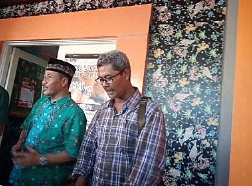 Kiri pakai kopyah, Wakil Ketua DPC PKB Lamongan, Syaifuddin Zuhri. (Foto: Nasih/ngopibareng.id)