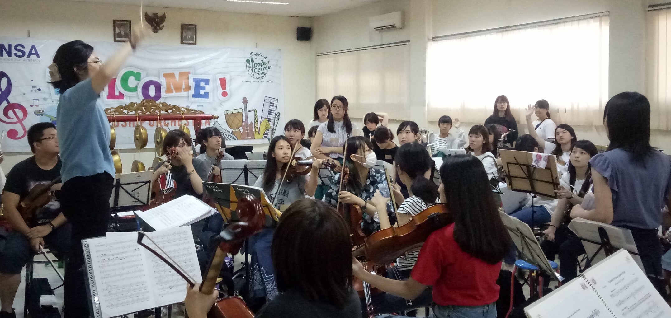 WSO grup orkestra asal Jepang saat datangi salah satu sekolah di Surabaya NSA Academi. (Foto: Pita/ngopibareng.id)