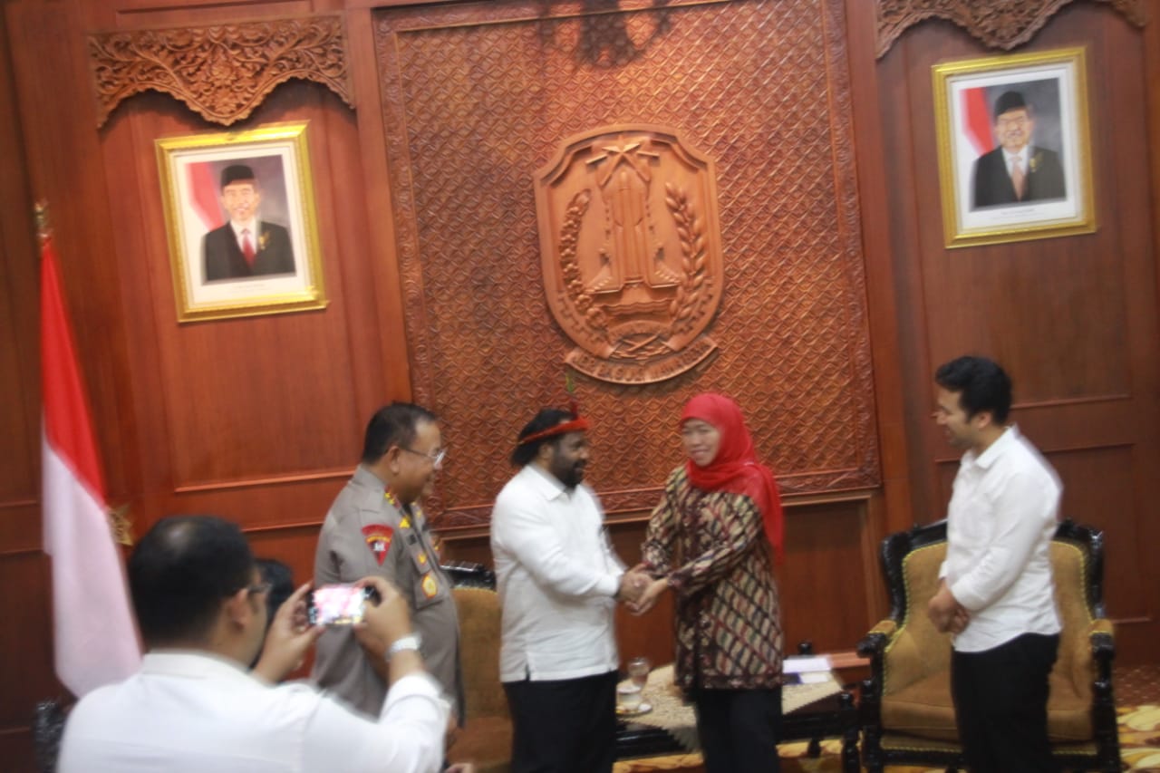 Gubernur Jawa Timur saat bersalaman dengan Staf Khusus Presiden Wilayah Papua Lenis Kogoya. (Foto: Faiq/ngopibareng.id)