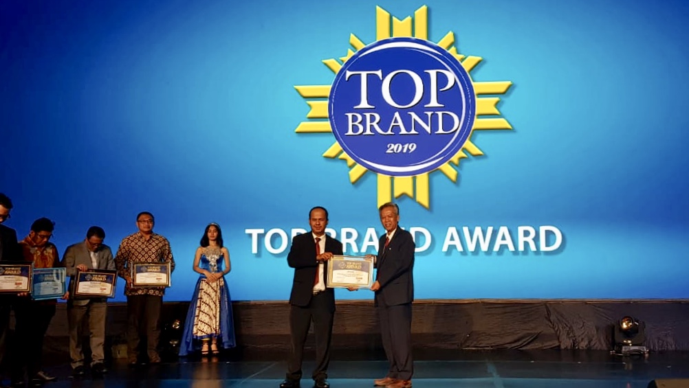 Direktur RS Mata Undaan dr Sudjarno menerima Piagam Top Brand Award 2019 di Hotel Mulia, Jakarta. (Foto Istimewa)