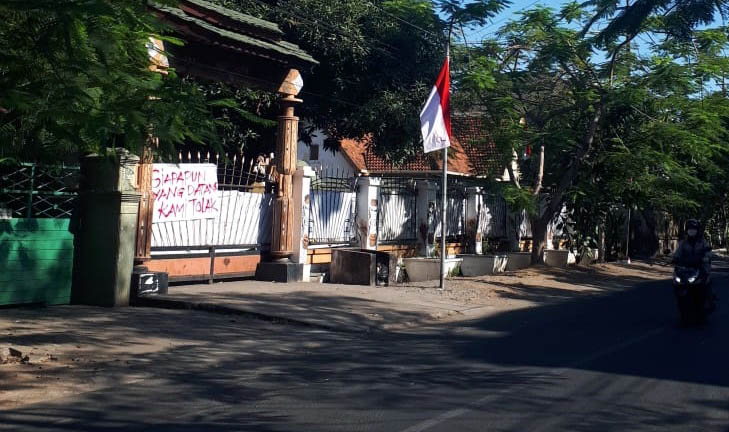 Suasana di depan Asrama Mahasiswa Papua Surabaya di Jalan Kalasan. (Foto: Alief/ngopibareng.id)