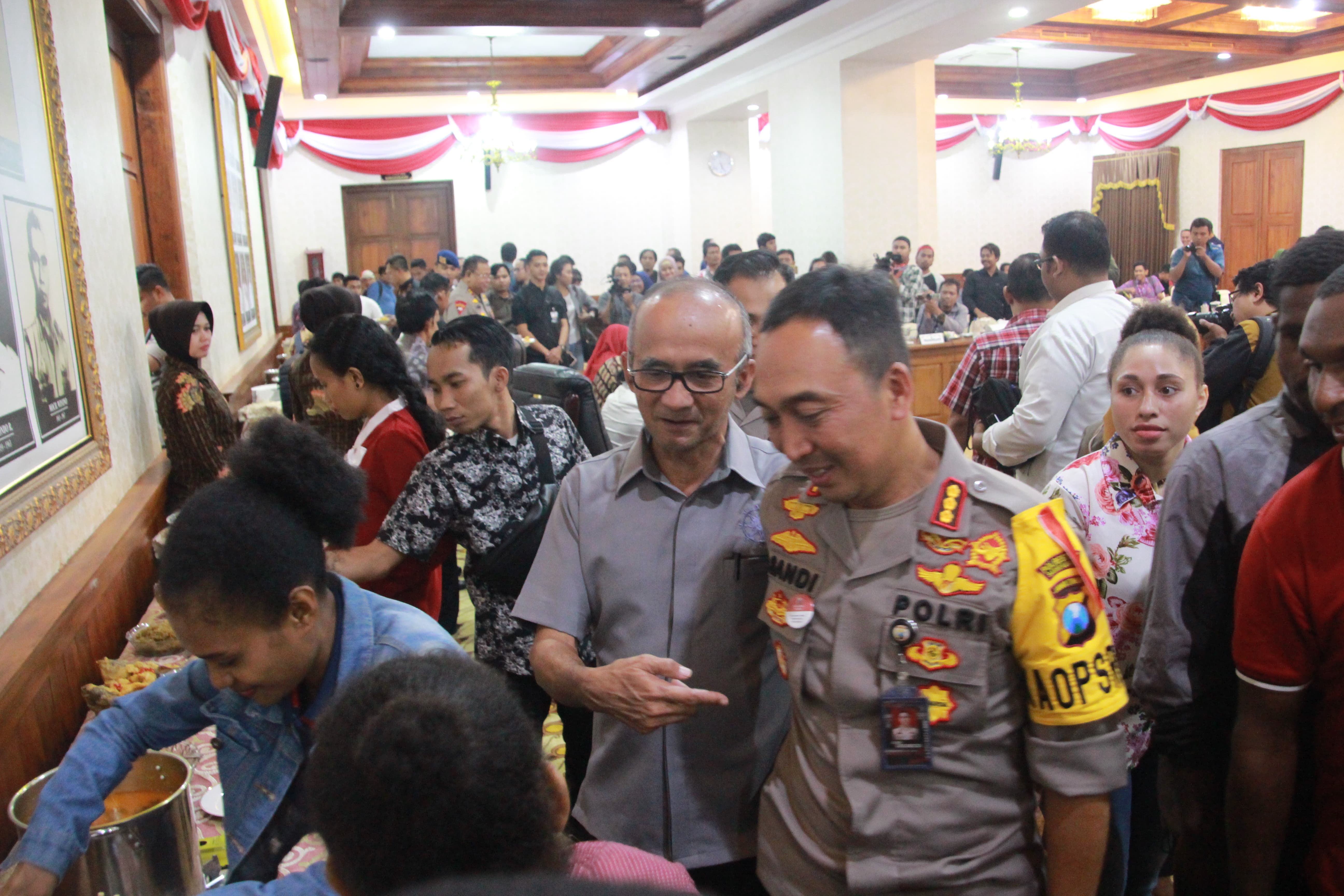 Kapolrestabes Surabaya Kombes Pol Sandi Nugroho saat berada di Gedung Grahadi. (Foto: Faiq/ngopibareng.id)