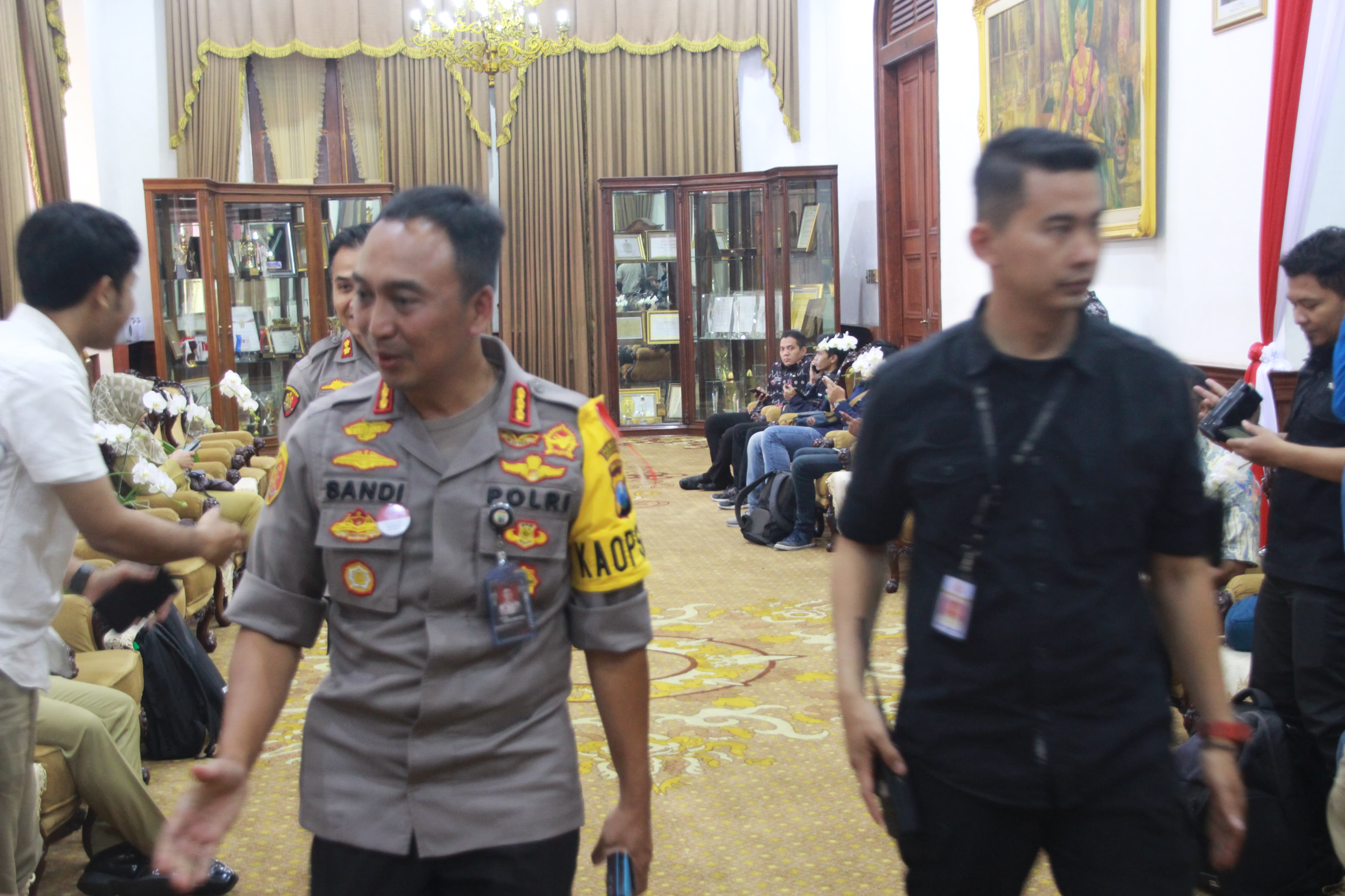 Kapolrestabes Surabaya Sandi Nugroho saat datang di Grahadi. (Foto: Faiq/ngopibareng.id)
