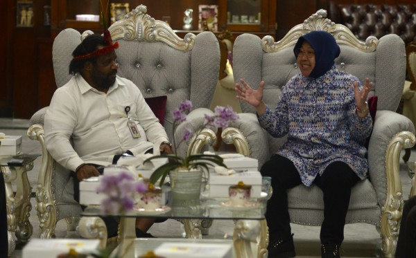 Risma saat bertemu staf khusus Presiden untuk Papua. (Foto: Alief/ngopibareng.id)