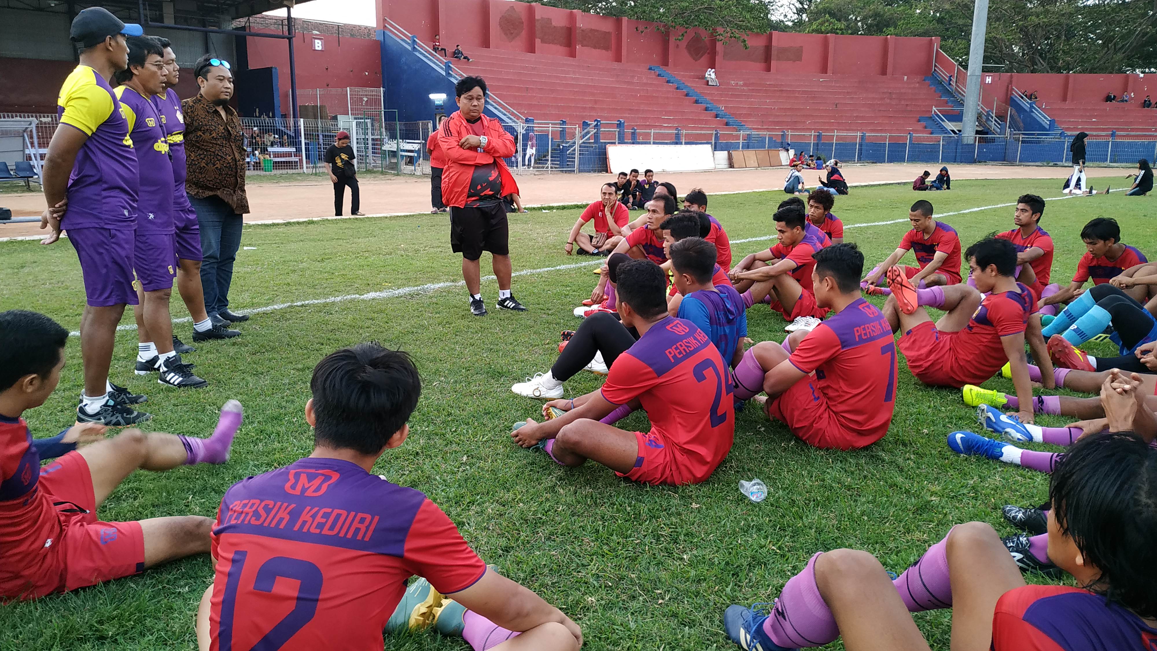 Pelatih Persik Kediri, Budiharjo, memberikan pengarahan saat memimpin latihan Persik Kediri di Stadion Brawijaya, Kediri. (Foto: Fendi/ngopibareng.id)