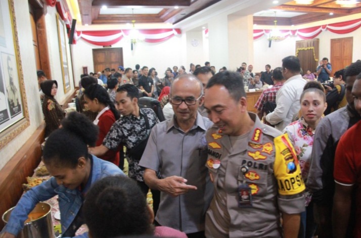 Kapolrestabes Surabaya Kombes Pol Sandi Nugroho saat bertemu perwakilan mahasiswa Papua di Grahadi. (Foto: Faiq/ngopibareng.id)