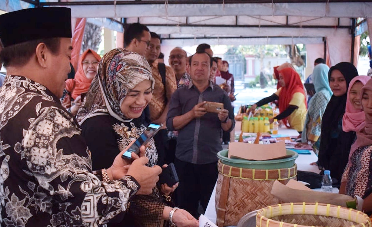 Bupati Lamongan, Fadeli saat membeli Nasi Boran menggunakan LA Pay. (Foto: Nasih/ngopibareng.id)