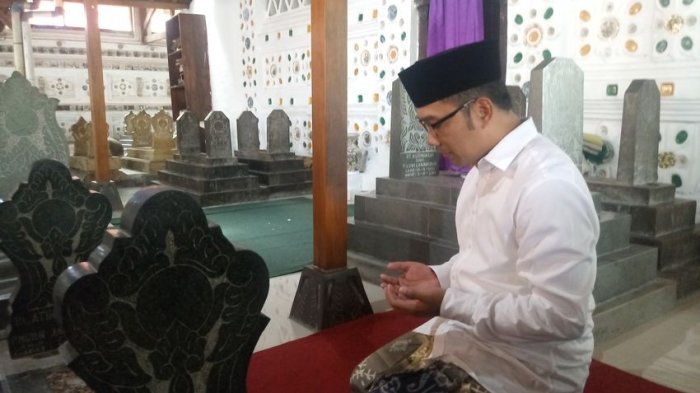 Gubernur Jawa Barat Ridwan Kamil saat berziarah di Makam Sunan Gunung Jati, Cirebon. (Foto: dok/ngopibareng.id)