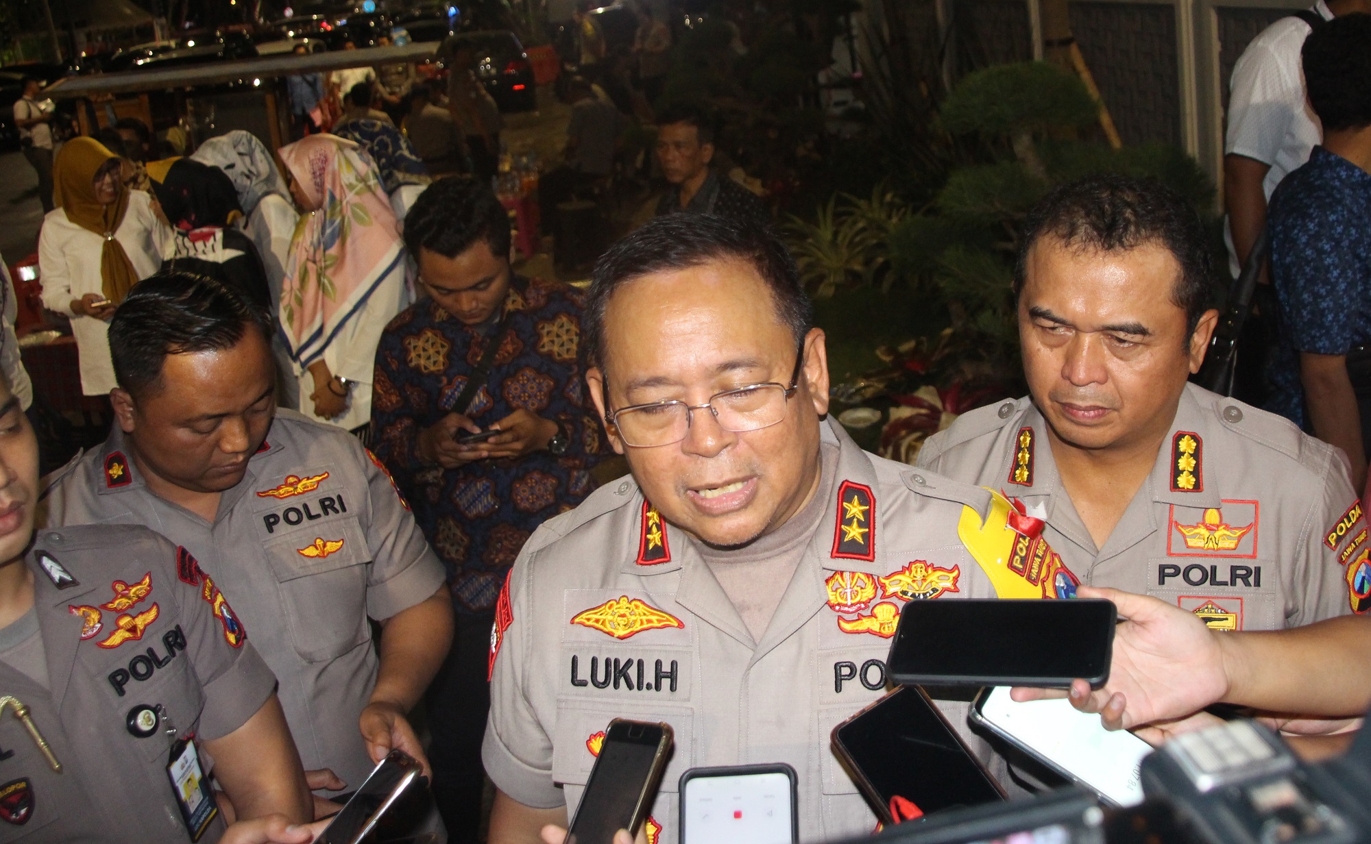Kapolda Jatim Irjen Pol Luki Hermawan saat memberi keterangan pers. (Foto; Faiq/ngopibareng.id)