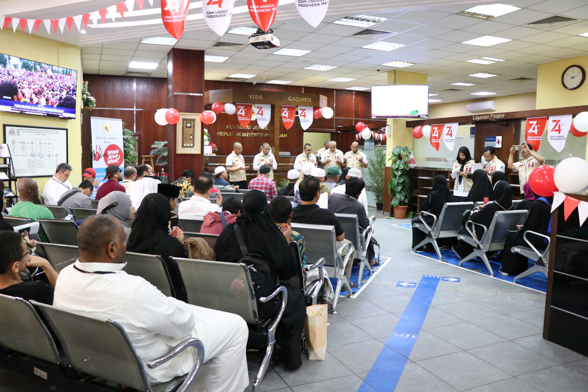 Suasana pemohon yang mengikuti prosesi penyerahan voucher paspor gratis. (Foto-foto: KJRI Jeddah)