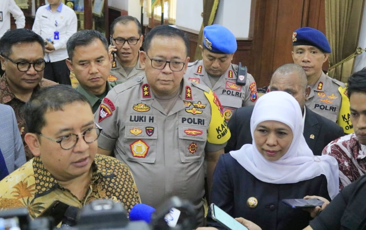 Gubernur Jawa Timur Khofifah Indar Parawansa saat memberi keterangan pers di Grahadi mendampingi Fadli Zon. (Foto: Faiq/ngopibareng.id)