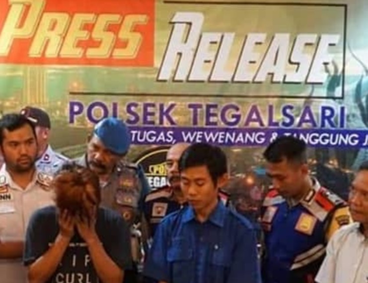 Press release di Polsek Tegalsari mengenai anak yang menendang ibunya. (Foto: Screenshot: Istimewa)
