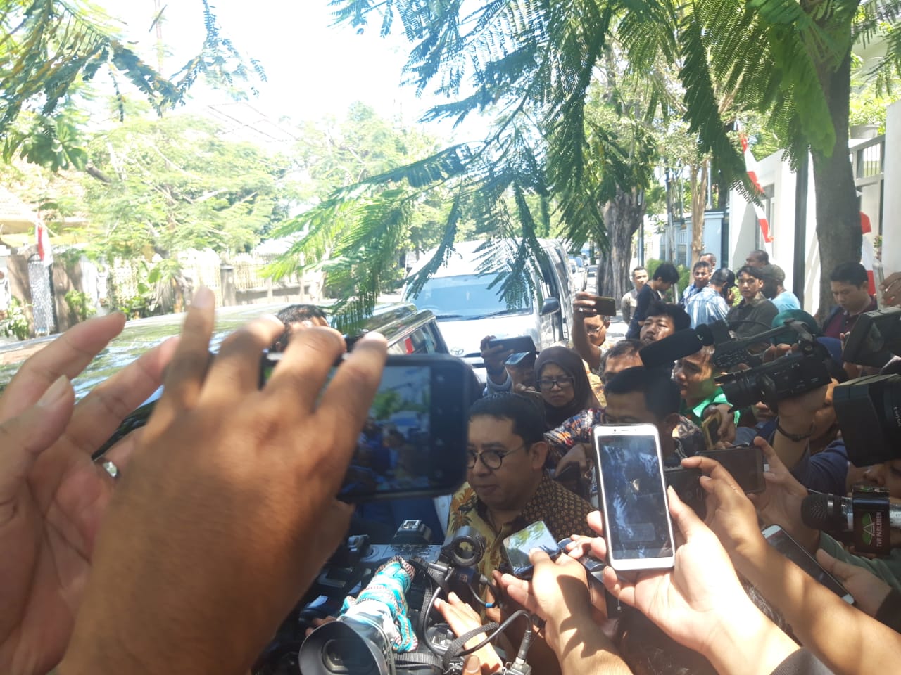 Fadli Zon saat memberi keterangan kepada awak media mengenai kegagalannya menembus asrama mahasiswa Papua. (Foto: Faiq/ngopibareng.id)