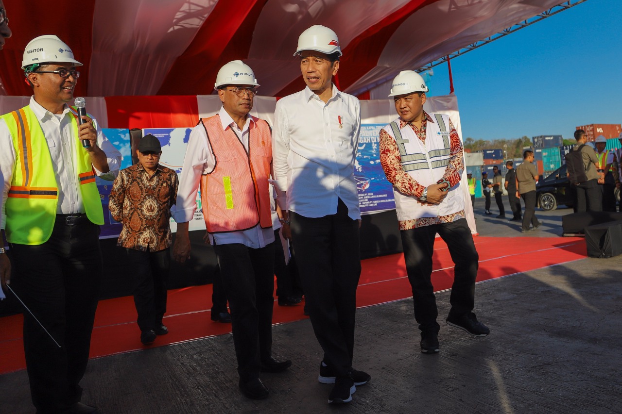 Presiden Joko Widodo (depan dua kanan) bersama Menteri Perhubungan Budi Karya Sumadi (tiga kanan), dan Dirut Pelindo III Doso Agung (kanan) saat meninjau Pelabuhan Tenau Kupang, NTT, Rabu 21 Agustus 2019. (Foto: Dok/Pelindo III)