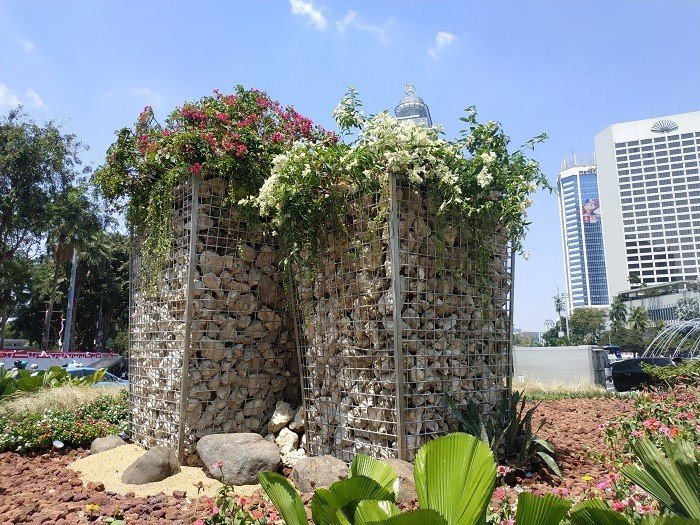 Instalasi baru di Bundaran Hotel Indonesia (HI) terbuat dari bebatuan gabion.
