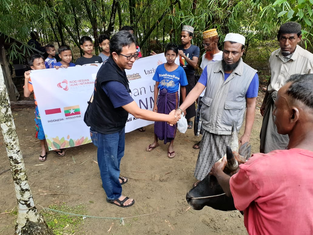 Aktivis Muhammadiyah bersama warga Rohingya. (Foto: md/ngopibareng.id)
