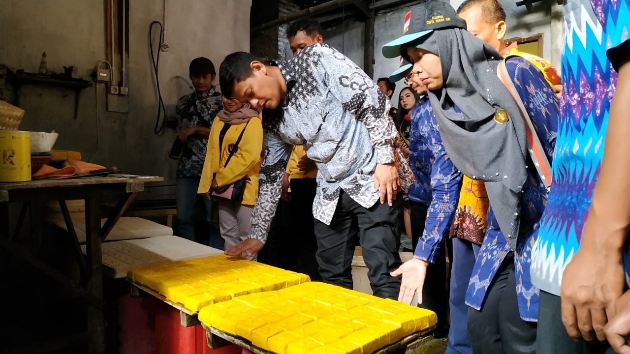 Wali Kota Kediri Abdullah Abu Bakar meninjau kampung tahu di kelurahan Tinalan, Kota Kediri, Kamis, 22 Agustus 2019. (Foto: Fendi/ngopibareng.id)