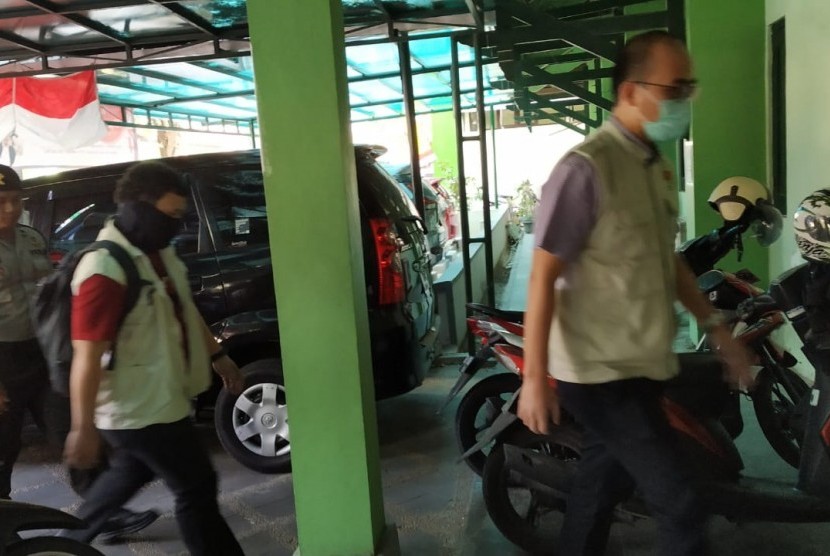 Penyidik KPK menggeledah kantor dinas PUPKP Kota Yogyakarta. (Foto: Ant)