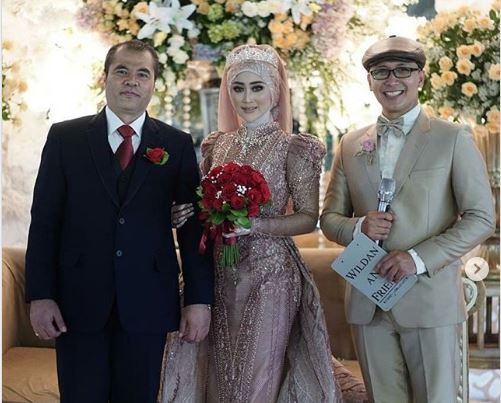 Pernikahan mantan Bupati Garut Aceng Fikri dan Siti Elina Rahayu, pada 21 April 2019. Kedua mempelai pose bersama MC acara pernikahan. (Foto: Instagram @bagas_mc)
