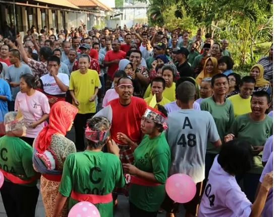 Penyandang gangguan jiwa di UPTD Lingkungan Pondok Soaial (Liponsos) Keputih, Kota Surabaya, saat menjalani terapi seni musik. (HO Dinas Sosial)