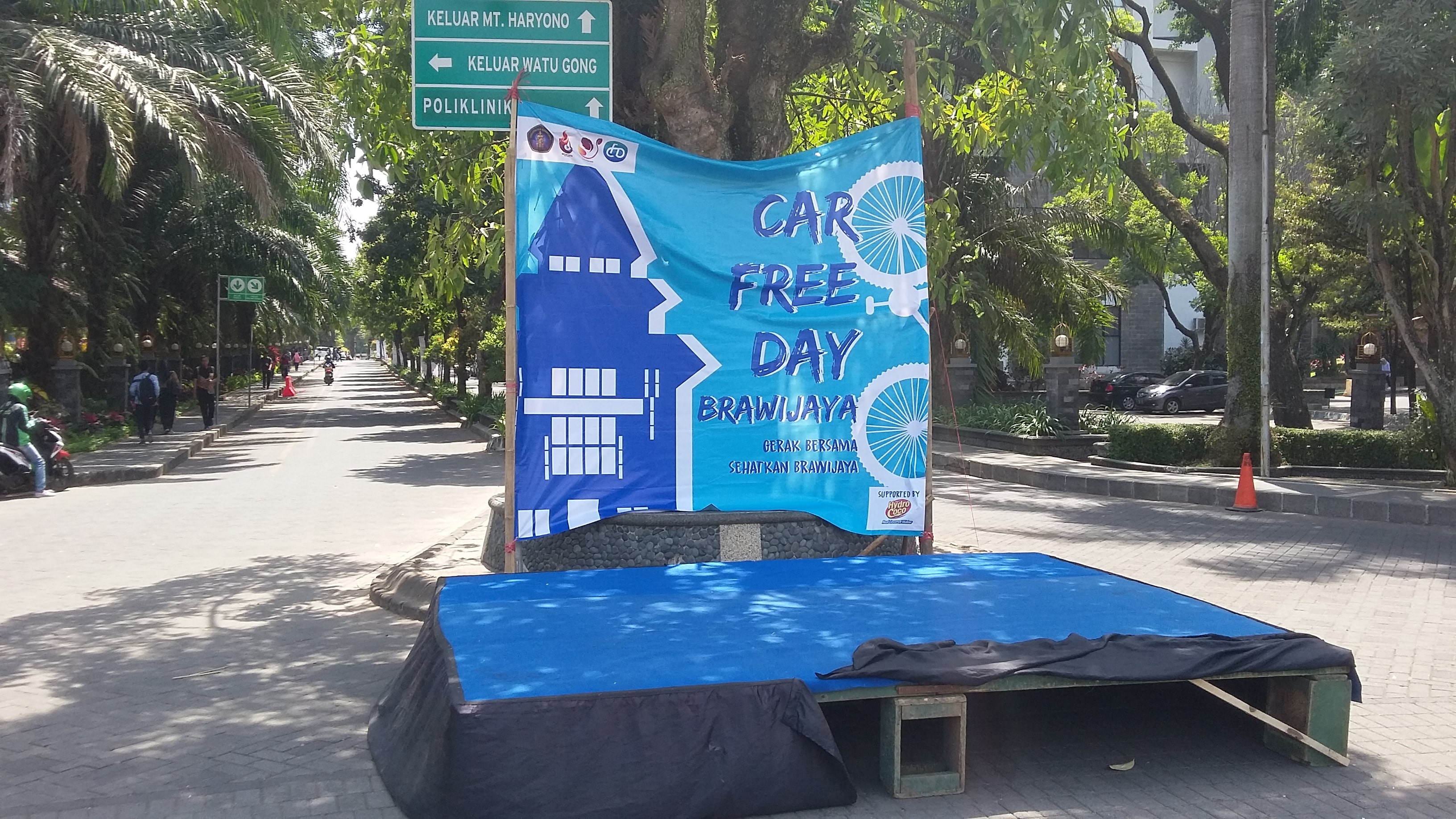 Panggung hiburan dalam acara Car Free Day, Universitas Brawijaya, pada Jumat 23 Agustus 2019 (Theo/ngopibareng.id)