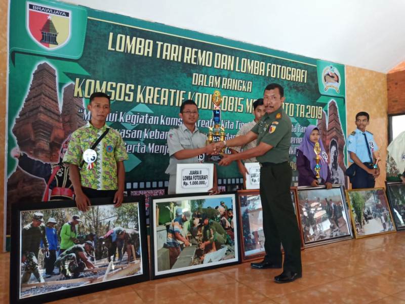 Ketua Panitia Pelaksana Lomba Kapten Arh Supriyono menyerahkan trophy kepada pemenang lomba fhotografi 
