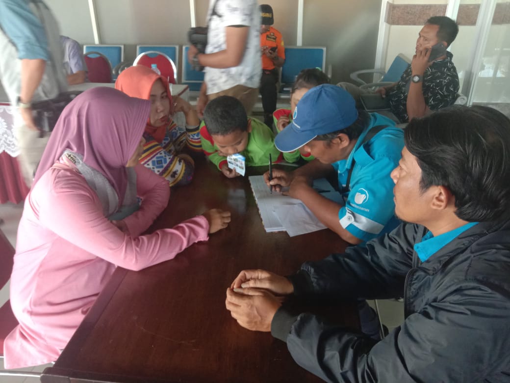 Keluarga penumpang mencari informasi soal nasib keluarganya yang menjadi penumpang KM Santika Nusantara yang terbakar di perairan Masalembu Sumenep jawa Timur kemarin malam. (Foto: Faiq/ngopibareng.id)