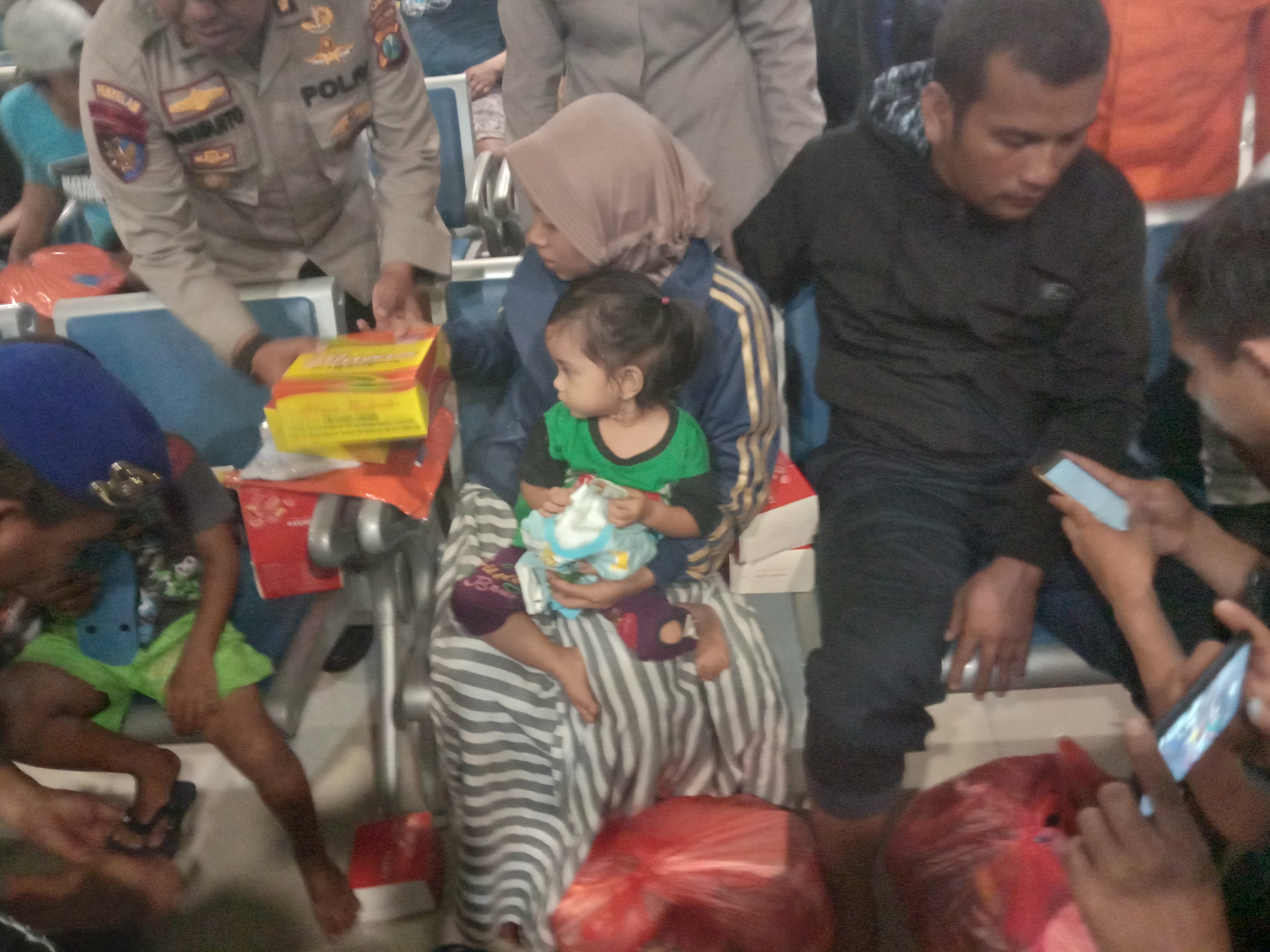 Nur Eka Wahyuni bersama dua anaknya menjadi salah satu penumpang selamat dari kebakaran Kapal Motor Santika Nusantara. (Foto: Faiq/ngopibareng.id)