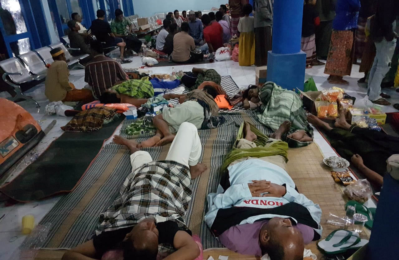 Para penumpang KM Santika Nusantara yang dievakuasi di Syahbandar Masalembo, Jumat, 23 Agustus 2019. (Foto: Istimewa)