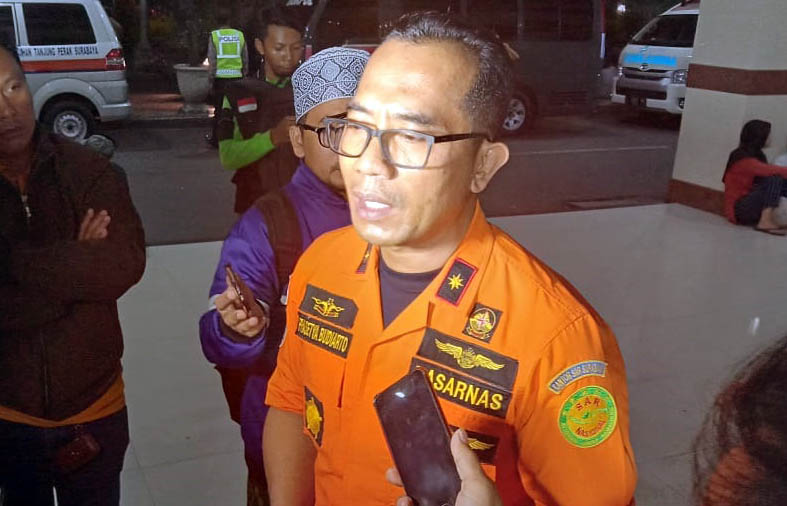 Kepala Basarnas Surabaya Prasetya Budiarto memberikan keterangan pers terkait penumpang KM Santika Nusantara, Jumat, 23 Agustus 2019. (Foto: Faiq/ngopibareng.id)