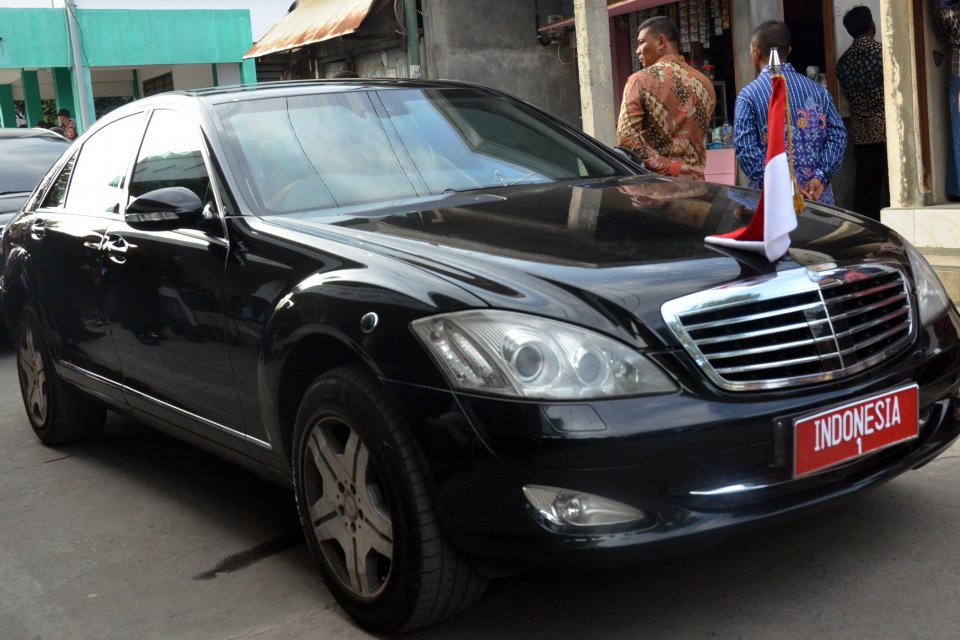 Mobil dinas baru Presiden Joko Widodo (Jokowi) Mercedes Benz S600 Guard, menggantikan mobil lama Mercedes Benz S600 Pullman Guard.