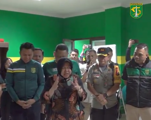 Wali Kota Surabaya Tri Rismaharini memberi dukungan kepada skuad Persebaya di ruang ganti pemain di Gelora Bung Tomo (GBT), Sabtu 24 Agustus 2019. (Foto: Instagram Official Persebaya)