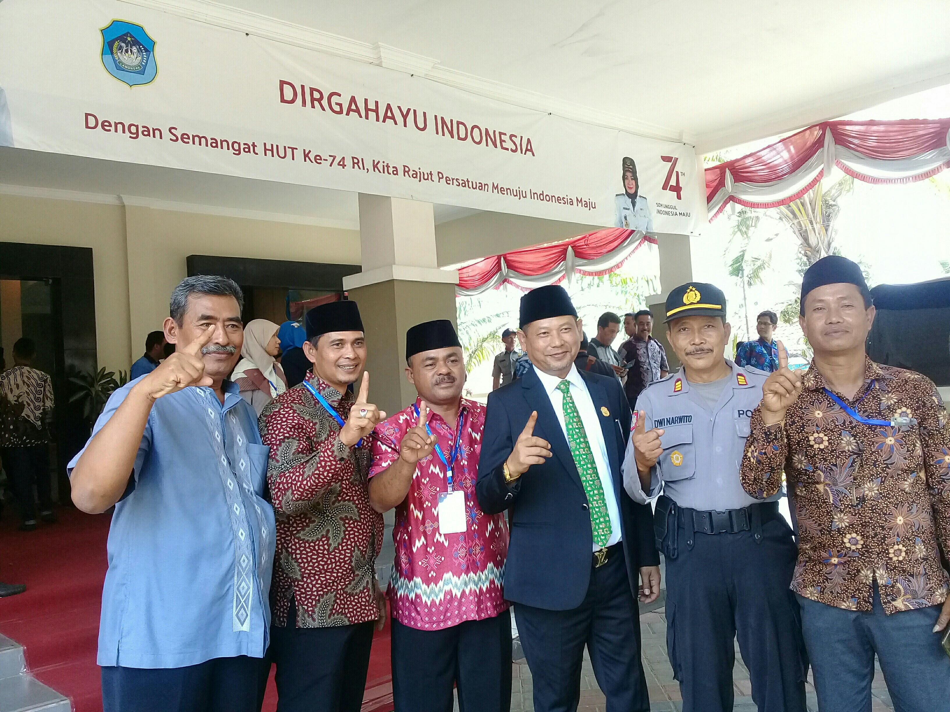 Tengah Pakai Jas Hitam, Abdul Ghofur, usai melaksanakan Pelantikan DPRD Lamongan periode 2019-2024. (Foto:Nasih/ngopibareng.id)