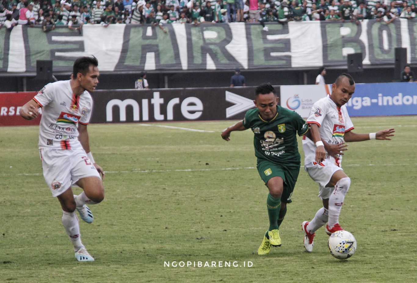 Dua pemain Persija berusaha menghalangi pergerakan pemain Persebaya, Rendi Irwan. (Foto: Haris/ngopibareng.id)