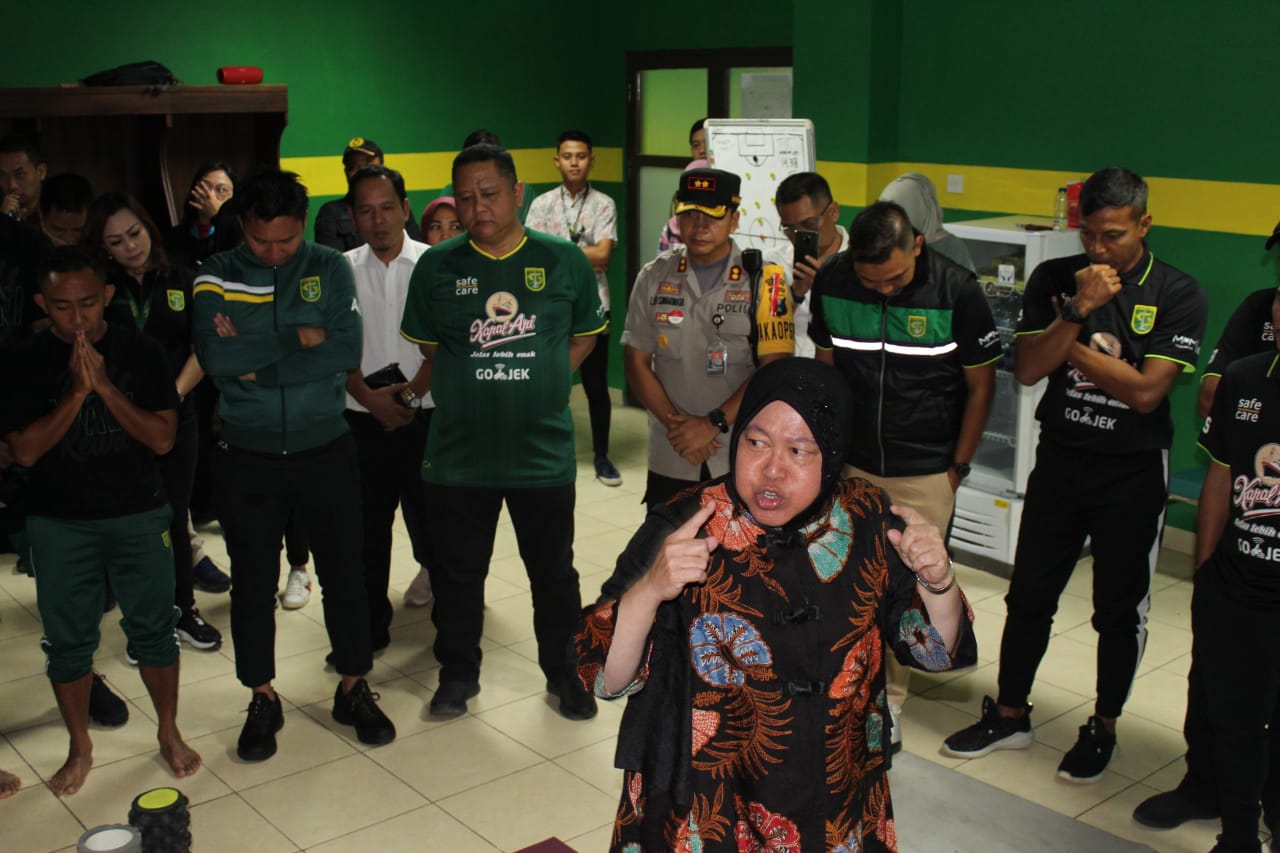 Wali Kota Surabaya, Tri Risma Harini saat memberikan motivasi ke ruang ganti pemain Persebaya. (Foto: istimewa)