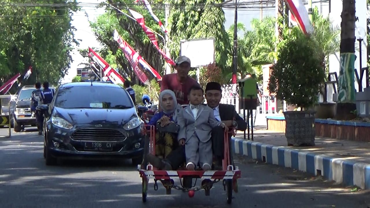 SIBRO Malisi hadiri pelantikan anggota DPRD dengan naik becak. (foto: Ikhsan/ngopibareng.id)