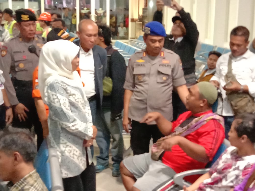 Gubernur Jawa Timur Khofifah menyaksikan evakuasi tiga jenazah korban kebakaran dari Kapal Motor Santika Nusantara tiba di Gapura Nusantara di Tanjung Perak Surabaya. (Foto: Faiq/ngopibareng.id)
