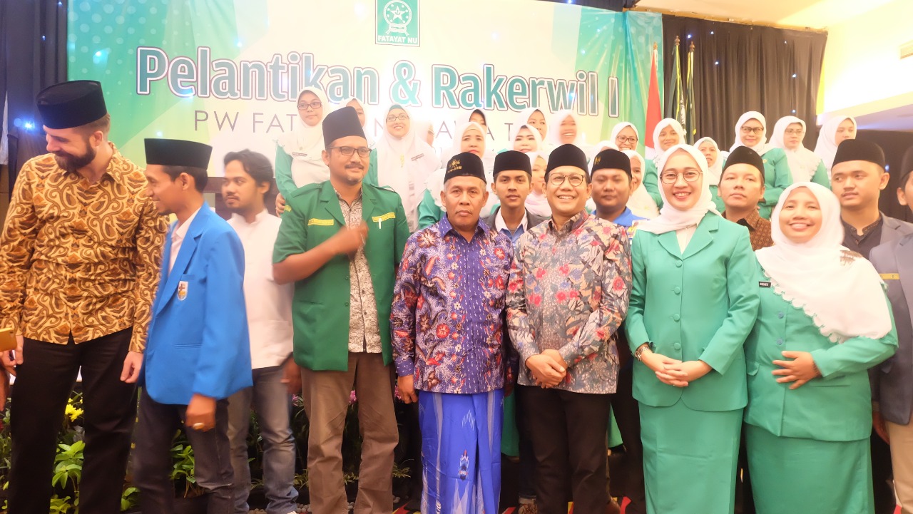Ketua PWNU Jawa Timur KH Marzuki Mustamar bersama jajaran PW Fatayat NU Jatim yang baru dilantik. (Foto: ist/ngopibareng.id)