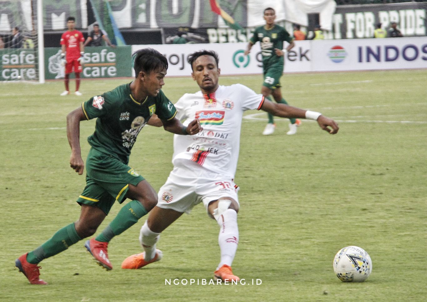 Aksi winger Persebaya M. Supriadi saat melewati pemain Persija Jakarta, Sabtu 24 Agustus 2019. (Foto: Haris/ngopibareng.id)