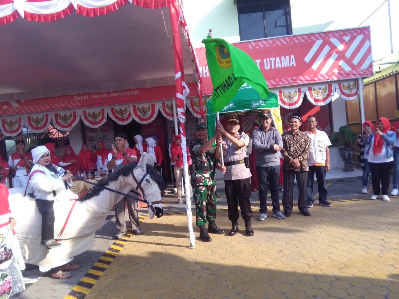 Suasana Karnaval di Halaman PT. Ittihad Rahmat Utama, Desa Jatipasar, Trowulan, Mojokerto 