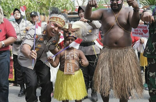 Kapolres Lamongan AKBP Feby Hutagalung bersama warga Papua, Saat Mengikuti Pawai Kebhinekaan. (Foto: Nasih/ngopibareng.id)
